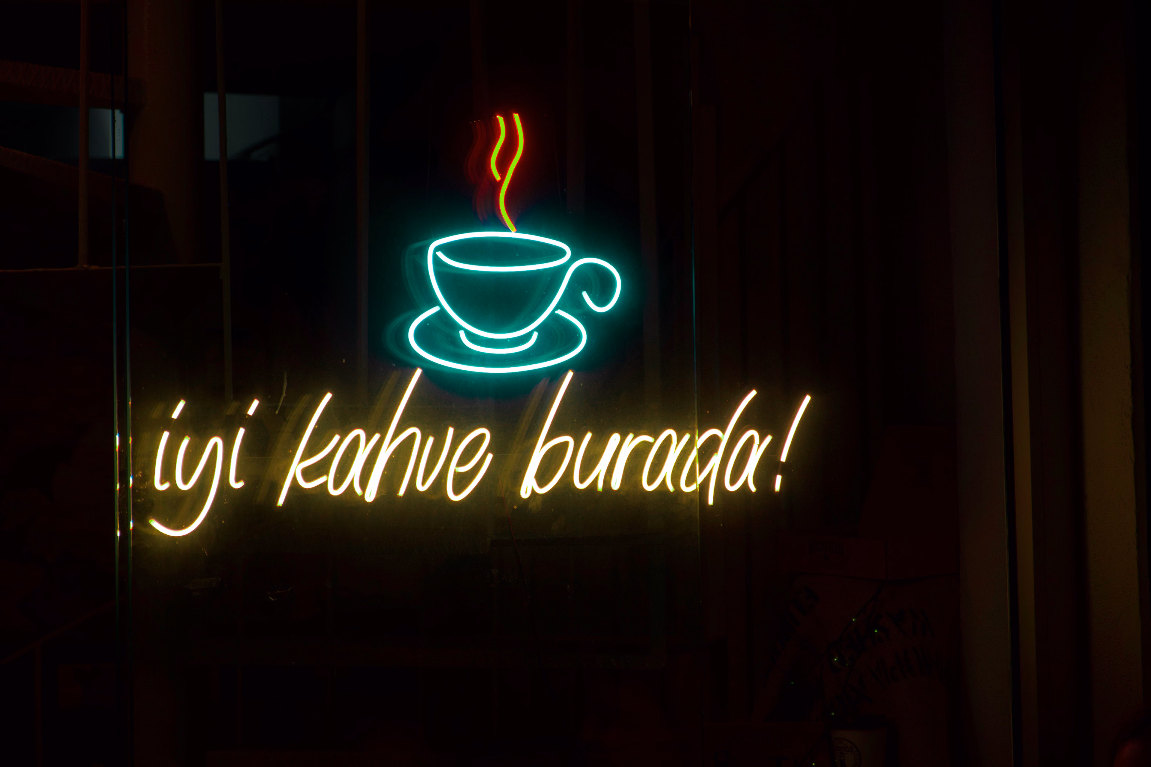 İzmir'de renkli neon kahve kupası tabelası